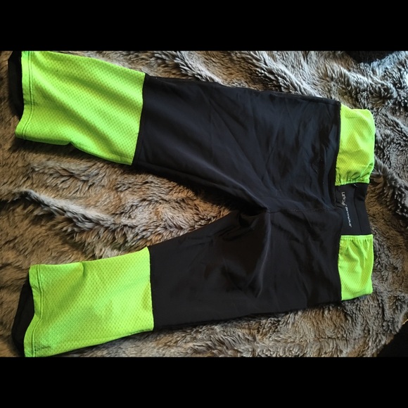 Under Armour 3/4 length Leggings - Picture 2 of 6